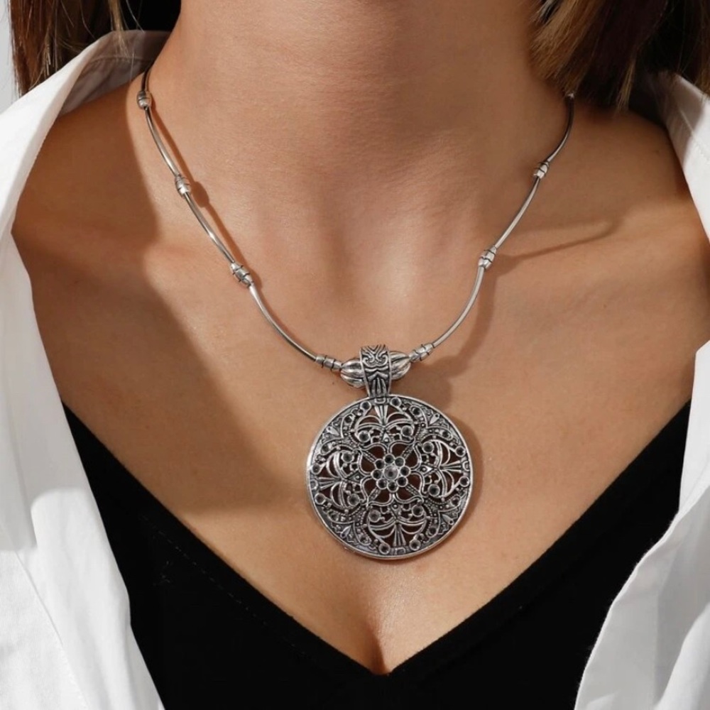 Round metal fashion necklace